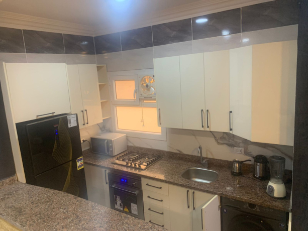 shkh-llaygar-fy-alghrdkh-bmntgaa-alyakoth-alhmra-bh-big-0