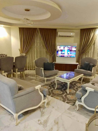 shkh-mfroshh-llaygar-fy-alaabor-tshtyb-altra-sobr-loks-big-0