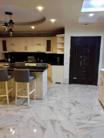 shkh-mfroshh-llaygar-fy-alaabor-tshtyb-altra-sobr-loks-big-2