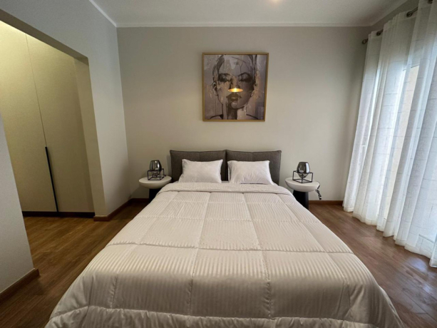 shk-fy-altgmaa-alkhams-bgardn-mtshtb-llbyaa-big-1