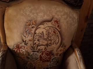 llbyaa-athath-mnzl-khshb-zan