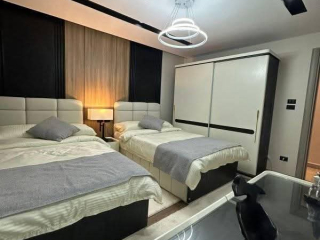 shk-mfrosh-llbyaa-fy-altgmaa-alkhams-amam-kmbond-hayd-bark